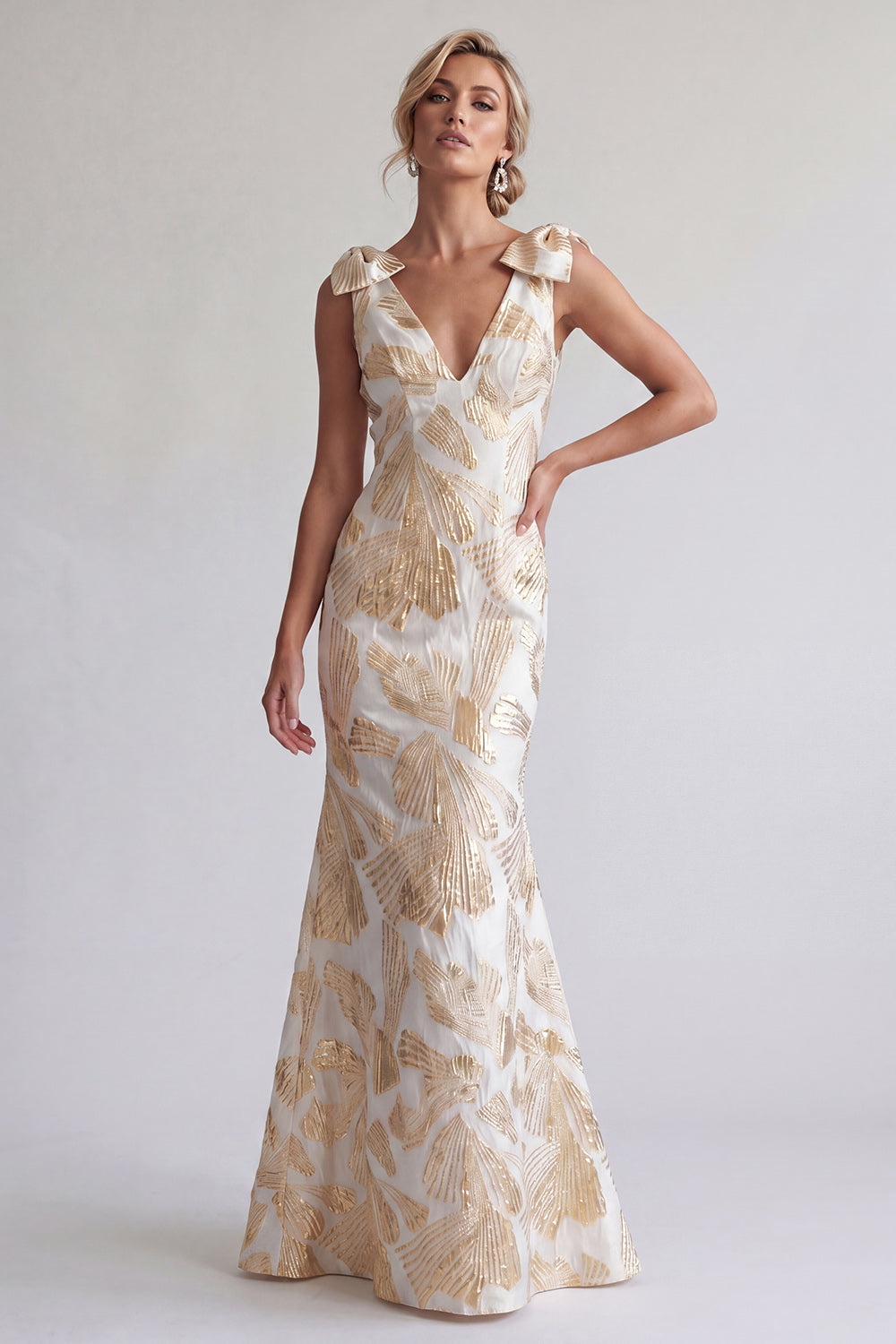 Zapakasa Women Sparkly Champagne Floral Long Mother of the Bride Dress with Bows V-Neck Mermaid Wedding Guest Dress Zapakasa Women Sparkly Champagne Floral Long Mother of the Bride Dress with Bows V-Neck Mermaid Wedding Guest Dress