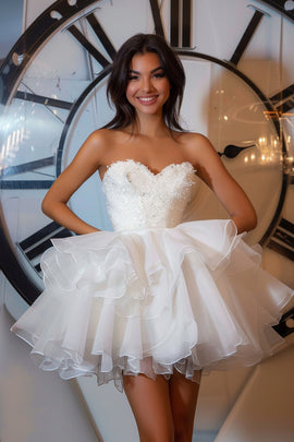  Sparkly White Sweetheart Short Homecoming Dress with Sequins Tiered Organza A Line Cocktail Dress with Ruffles